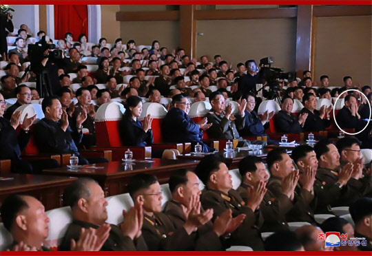김정은, 군예술선전공연 관람…김영철 등장·건재 확인      (평양 조선중앙통신=연합뉴스) 김정은 북한 국무위원장이 2일 제2기 제7차 군인가족예술소조경연에서 당선된 군부대들의 군인가족예술조조경연을 관람했다고 조선중앙통신이 3일 보도했다. 이날 공연에는 최근 실각설이 나돌았던 김영철 노동당 부위원장(흰색 원)도 배석해 건재함을 확인했다. 2019.6.3    NKPHOTO@YNA.CO.RK  (끝)